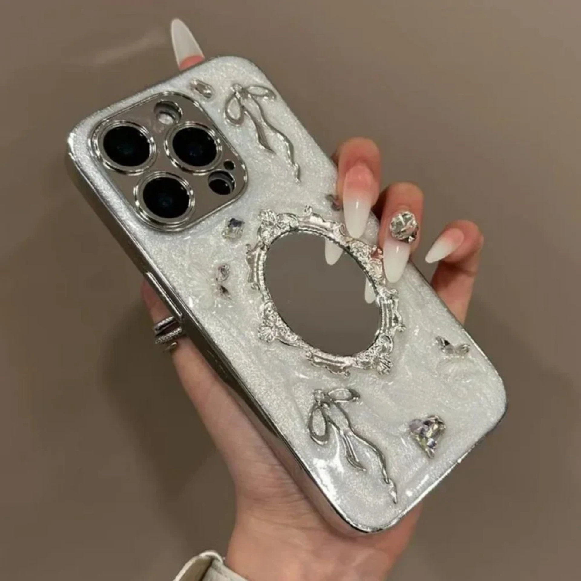 Pearl case with oval mirror