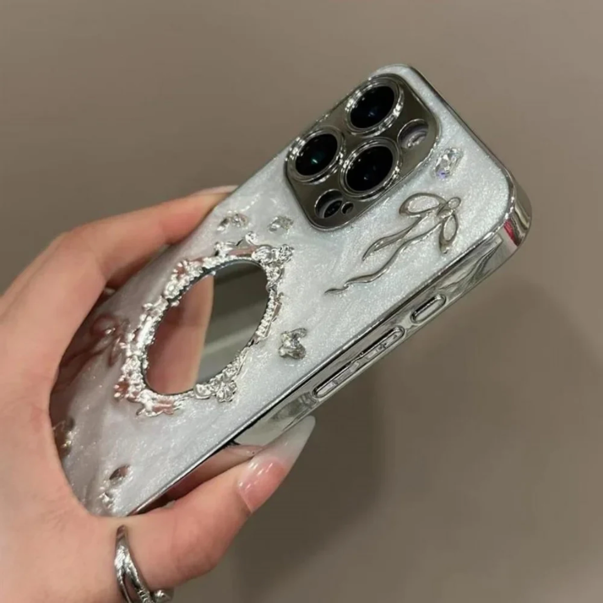 Pearl case with oval mirror
