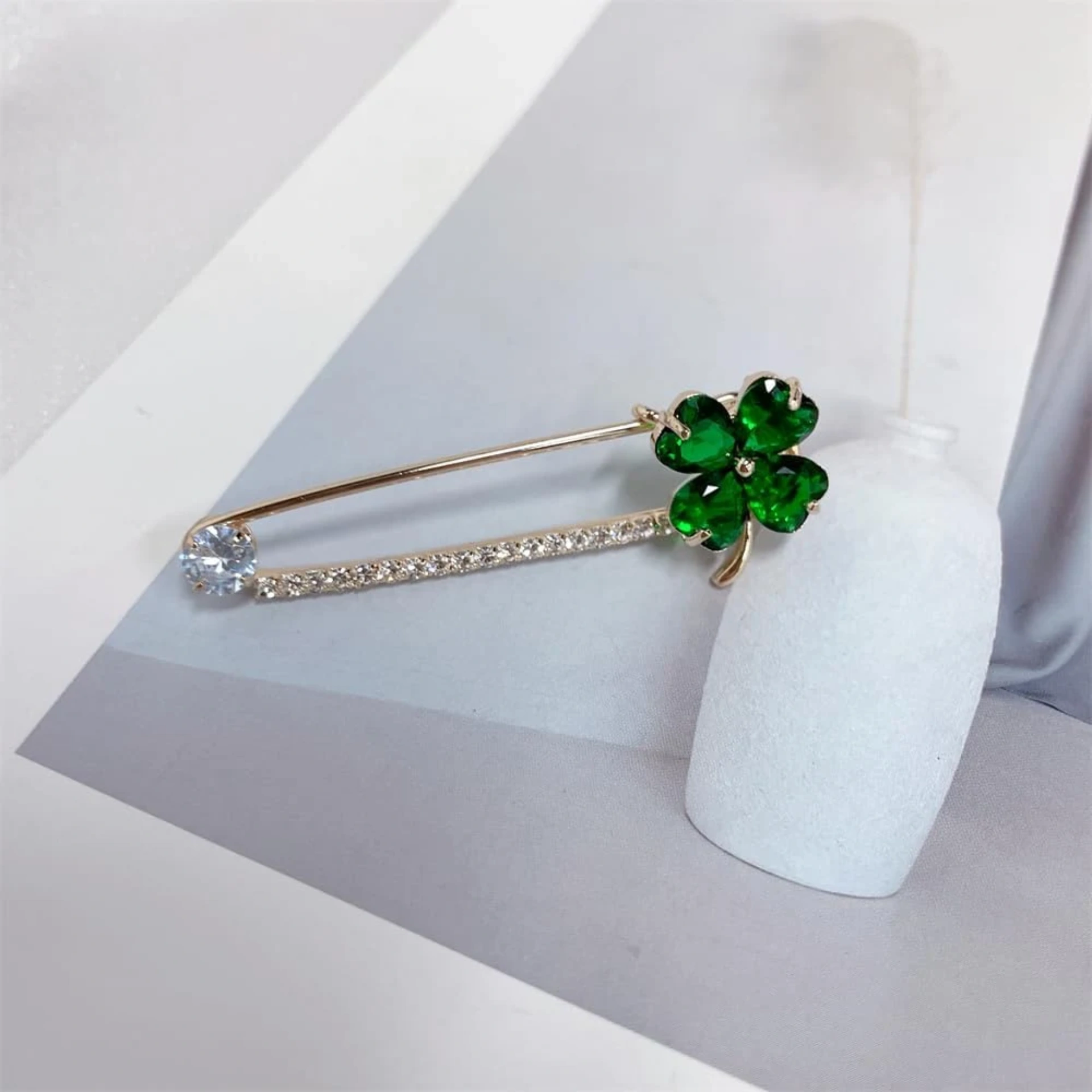 Clover zircon pin