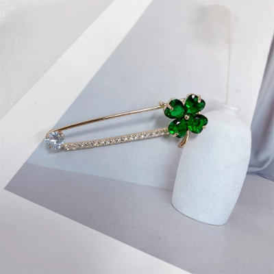 Clover zircon pin