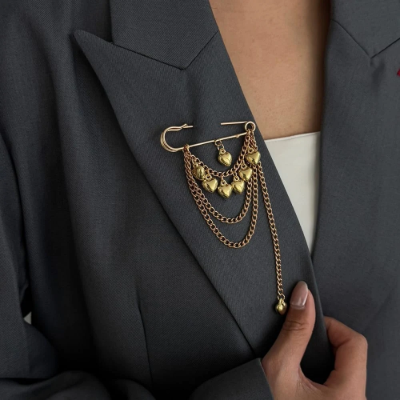 Golden hearts pin
